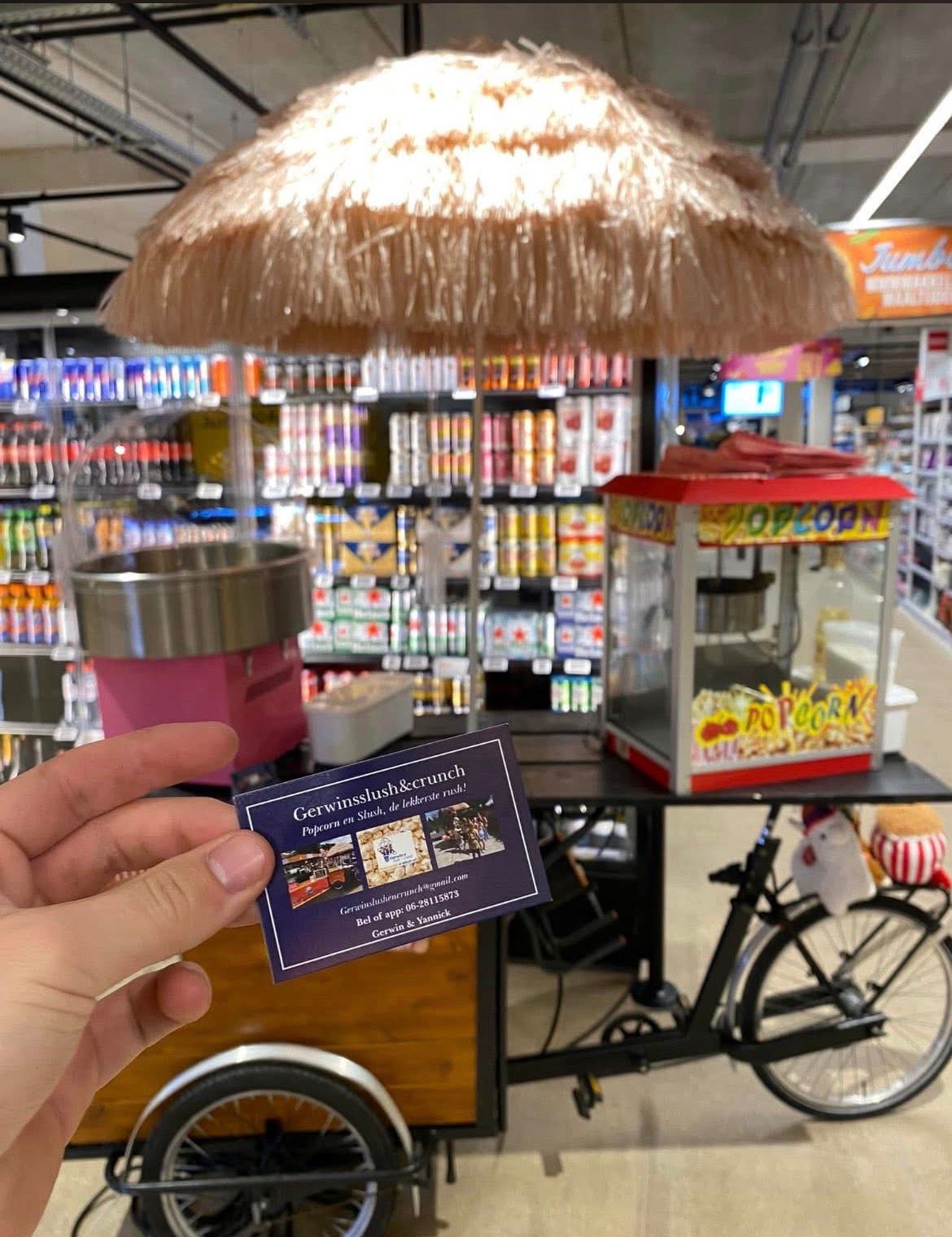 Onze mobiele bakfiets met suikerspin- en popcornmachine